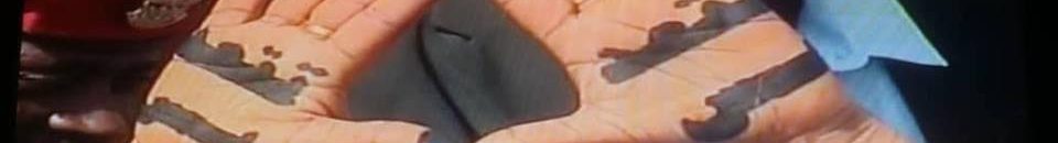 شاهد بالصورة.. نساء كسلا يستقبلن الرئيس البشير "عريساً" ويصبغن بالحنة على كفوفهن (تقعد بس) 10 تقعد بس