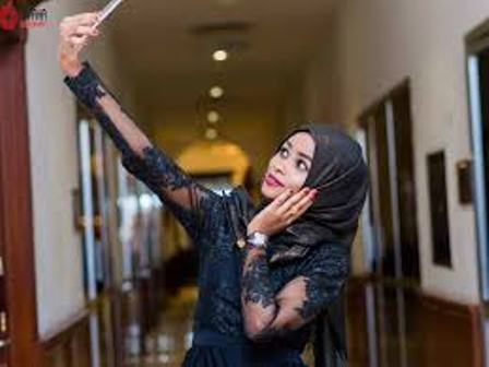 بالفيديو: مكياج الفنانة إيلاف عبد العزيز يسرق الأضواء من طفلها الذي ظهر معها في إحدى أغنياتها 1 ايلاف عبد العزيز