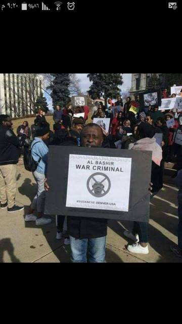 موكب 31 يناير.. نجوم الرياضة، الفن والإعلام في قلب الشارع.. الممثل جمال يرفع لافتة كُتب عليها "البشير مجرم حرب" 1 جمال عبد الرحمن