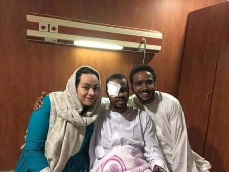 شاهد بالصور .. الهدايا تنهال على عروسي المظاهرات السودانية “سامح وجوهرة” 1 سامح جوهرة