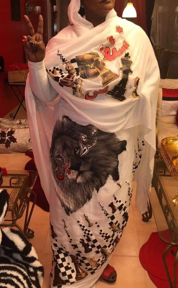 شاهد بالصورة.. سيدة سودانية تطرز "ثوبها" بشعار الثورة (تسقط بس) وتعرض نفسها للانتقادات 1 سيدة سودانية