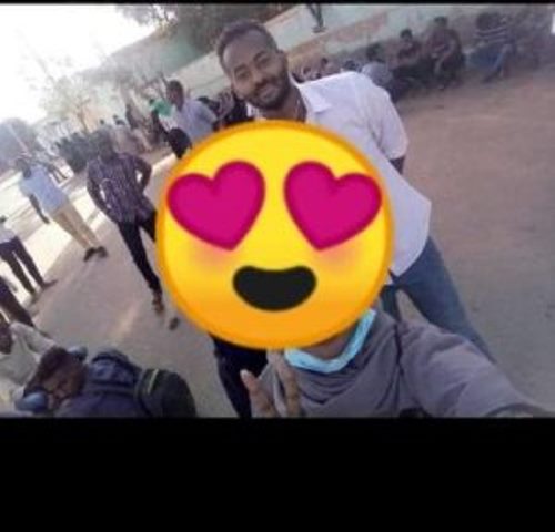 بالصور .. نجم برنامج (ذا فويس) الشهير يلتقط سيلفي وسط “بمبان” التظاهرات 1 نايل