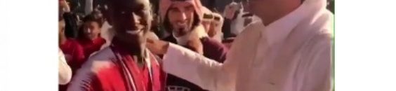 بالفيديو.. أمير قطر “تميم” يمازح اللاعب السوداني المعز: (الزول صار هداف آسيا) 10 تميم المعز