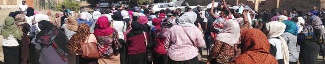 مئات العمال يتظاهرون لإجبار مسؤول بالكهرباء لكشف مخطط الدولة العميقة 10 مظاهرات 11