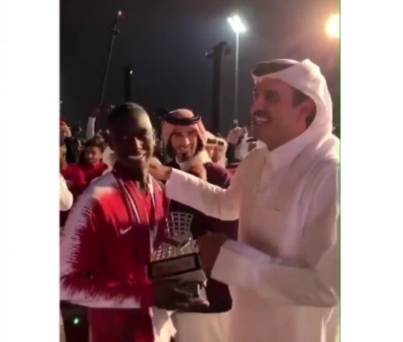 بالفيديو.. أمير قطر “تميم” يمازح اللاعب السوداني المعز: (الزول صار هداف آسيا) 1 تميم المعز