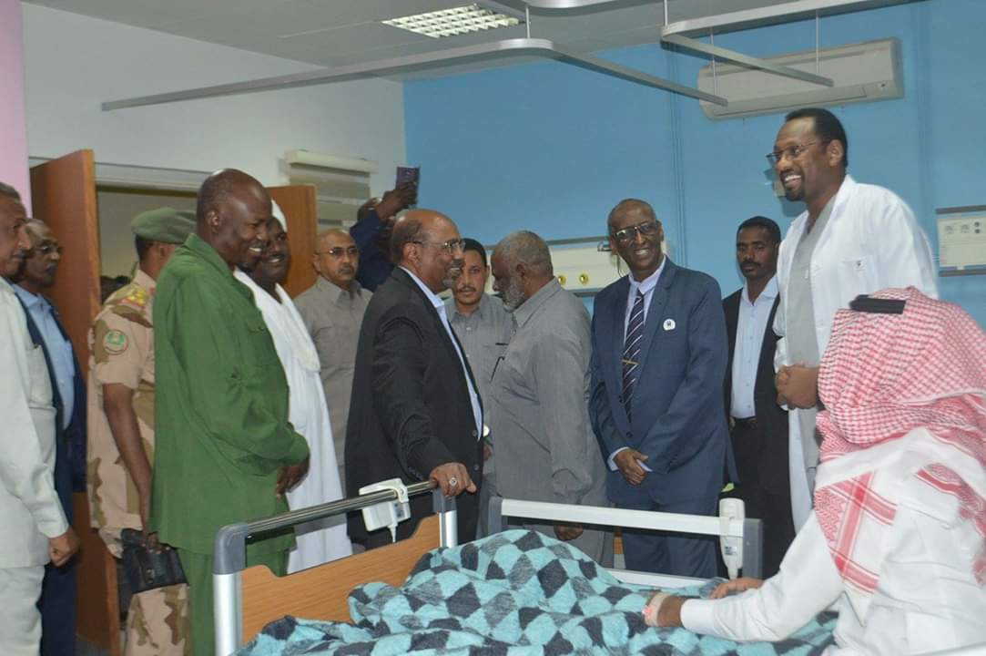 بالصورة : إجراء عملية زراعة دقيقة “بالنخاع الشوكي” لمريض سعودي “بمدينة الأبيض” غربي السودان، تدهش مواقع التواصل وتثير جدلاً وإهتماماً واسعاً 1 عملية