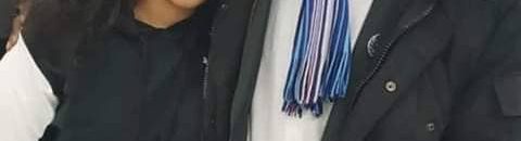 صورة للناطق الرسمي باسم تجمع المهنيين يحتضن متظاهرة تشعل مواقع التواصل 10 الاسباط