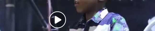 شاهد بالفيديو.. طفل سوداني صغير ينضم لفرقة والدته المطربة المعروفة ويعزف لها بطريقة احترافية في حفل كبير 10 طفل يعزف لوالدته