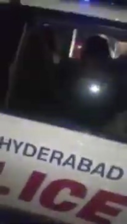 بالفيديو.. شباب يتحرشون لفظيا وجسديا بطريقة وقحة وهمجية بالفنان طه سليمان والمذيع محمد عثمان بالهند ويهتفون في وجههم (ياكوز) وتسقط بس 1 حيدر اباد