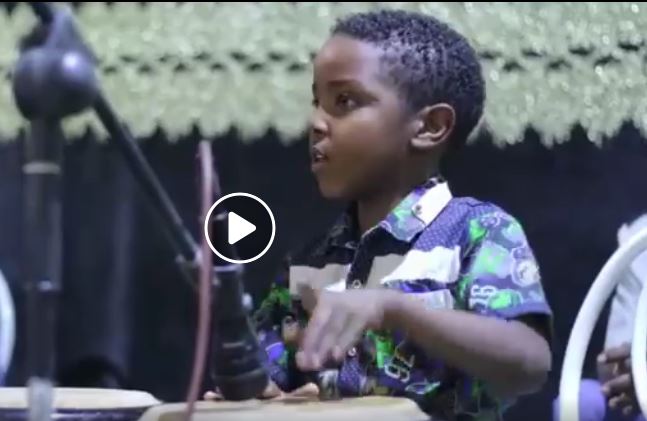 شاهد بالفيديو.. طفل سوداني صغير ينضم لفرقة والدته المطربة المعروفة ويعزف لها بطريقة احترافية في حفل كبير 1 طفل يعزف لوالدته