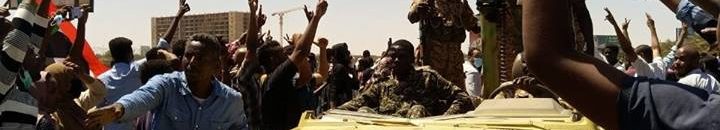 آلاف السودانيين يتحدون "رصاص الملثمين".. وكلمة للصادق المهدي 10 ابريل