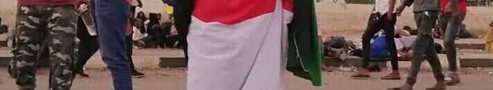 بالصورة.. الكشف عن هوية الحسناء التي اقتحمت ساحة الاعتصام وتوشحت بالعلم السوداني.. مذيعة شهيرة بقناة معروفة 10 حسناء التظاهرات