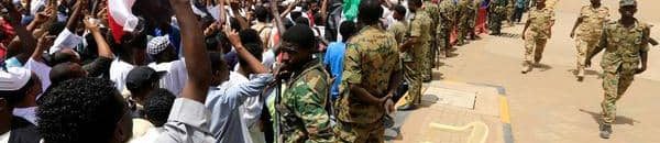 عاجل: مقتل شخص في إطلاق نار كثيف امام القيادة وسط حصار تام من قبل أعداد كبيرة من القوات لفض الاعتصام 10 1 1244124