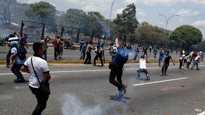اشتباكات بين أنصار المعارضة والجيش الفنزويلي قرب قاعدة عسكرية
