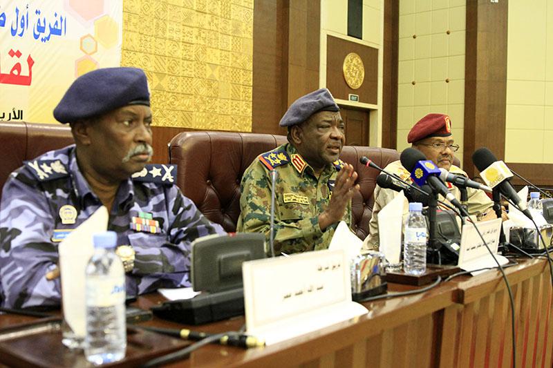 المجلس العسكري يقرر تكريم المائة الأوائل من طلاب الشهادة السودانية 1 الفريق أول ركن طيار صلاح الدين عبد الخالق سيد أحمد