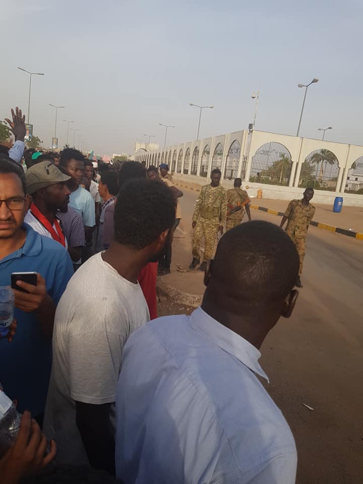 الجيش السوداني يتحرك.. كل الطرق لمداخل الاعتصام "مغلقة" 1 القيادة