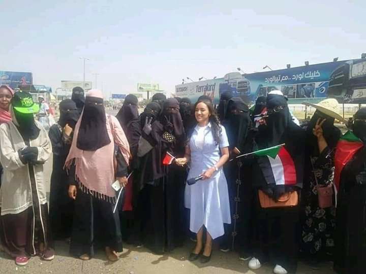 شاهد بالصورة.. الإعلامية رفيدة ياسين في قبضة الجيش الأسود 2 رفيدة الجيش