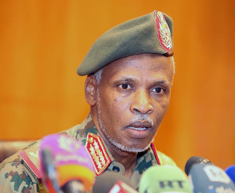 نظرة القوات المسلحة منذ الوهلة الأولي كانت علي صواب 1 زين العابدين