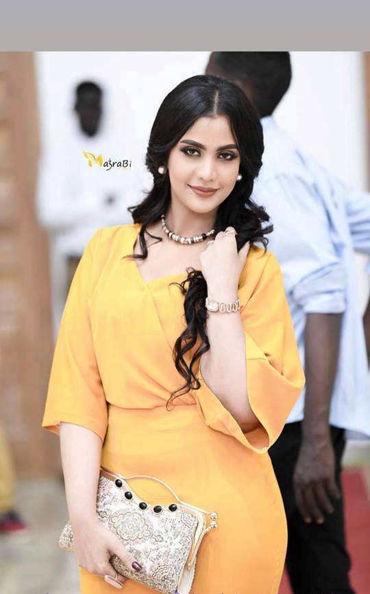 بالصورة.. حسناء الإعلام السوداني "لوشي" تخطف الأضواء من الجميع في ليلة زفاف "نورهان" 1 لوشي نورهان