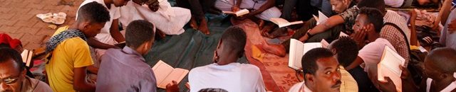 احتجوا على المستشفيات العلاجية بالخارج .. مصابو ثورة ديسمبر يدخلون في اعتصام ويطالبون بحل اللجنة الفنية 10 رمضان الاعتصام