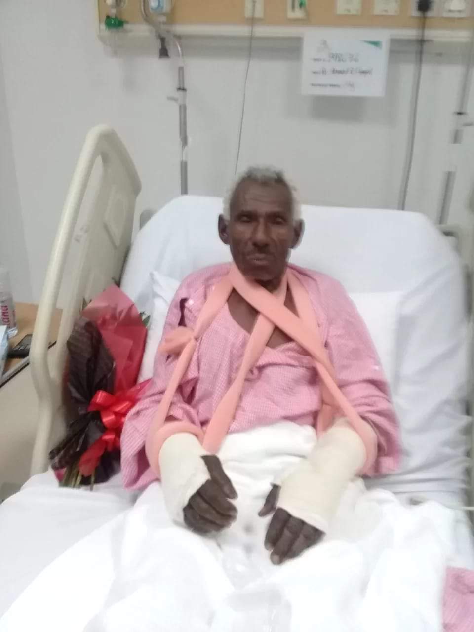 بالصورة .. الاعتداء على مقيم سوداني بالسعودية ونهبه بعد كسر أطرافه 1 FB IMG 1558385593375