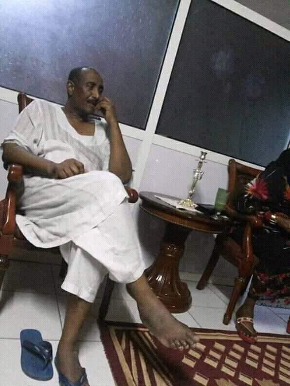 صورة ل ”عبد الفتاح البرهان” تلفت الانتباه بمواقع التواصل 1 عبد الفتاح البرهان