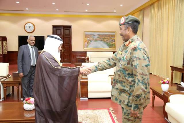 رئيس المجلس العسكري يتسلم دعوة المملكة العربية السعودية لحضور مؤتمر القمة الاسلامية بمكة المكرمة 1 السفير البرهان
