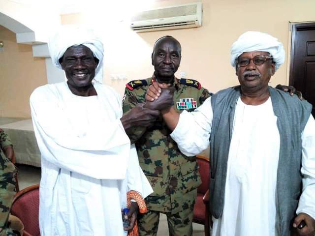 السودان.. طي صفحة الخلاف بالقضارف وتسامح وتصافح وعناق بين الجانبين 1 القضارف
