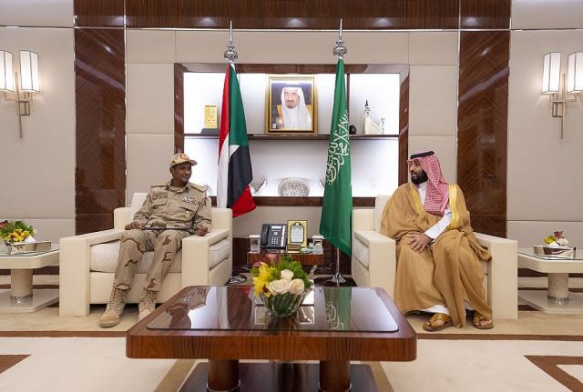 معلومات مثيرة تكشف سر استقبال طه لحميدتي في السعودية 1 حميدتي محمد سلمان