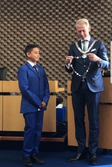 إنتخاب طفل سوداني عمدة لمقاطعة هارلمرمير بهولندا 1 سامي عادل