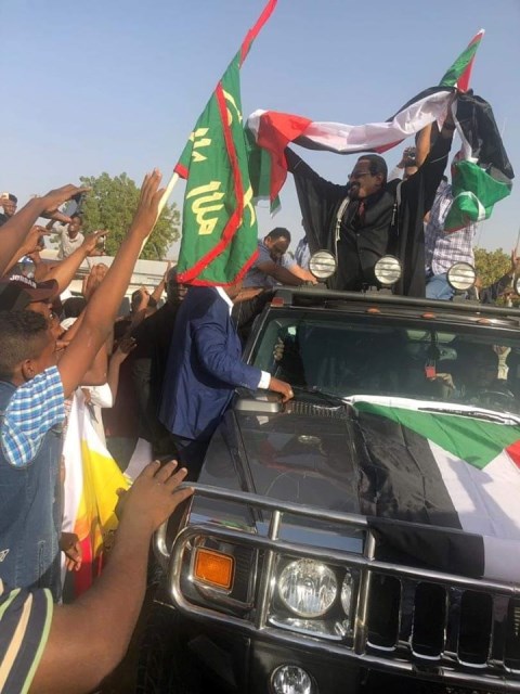 بالصورة.. من على سيارته الفارهة الهمر.. شيخ الامين يحي ثوار السودان في الميدان 1 شيخ اللمين