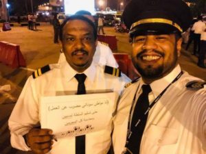 بالصور .. الفنان “عاصم البنا” يقود موكب تجمع الطيارين من المطار إلى القيادة 2 عاصم من المطار 300x225