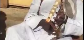 بالفيديو.. سوداني يغني أغنيات الأفلام الهندية بــ (الربابة) ويشعل مواقع التواصل العربية وناشطون يطالبون السفارات الهندية برعايته 10 سوداني يغني أغنيات هندية