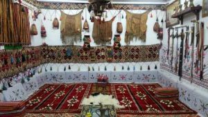 هكذا احتفظت سيدة من جنوب السعودية بـ 1500 قطعة تراثية 2 1