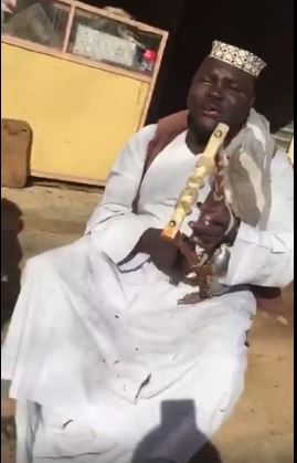 بالفيديو.. سوداني يغني أغنيات الأفلام الهندية بــ (الربابة) ويشعل مواقع التواصل العربية وناشطون يطالبون السفارات الهندية برعايته 1 سوداني يغني أغنيات هندية