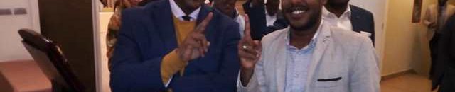 صورة لياسر عرمان مع صحفي في أثيوبيا يرفع علامة النصر 10 ياسر سعيد