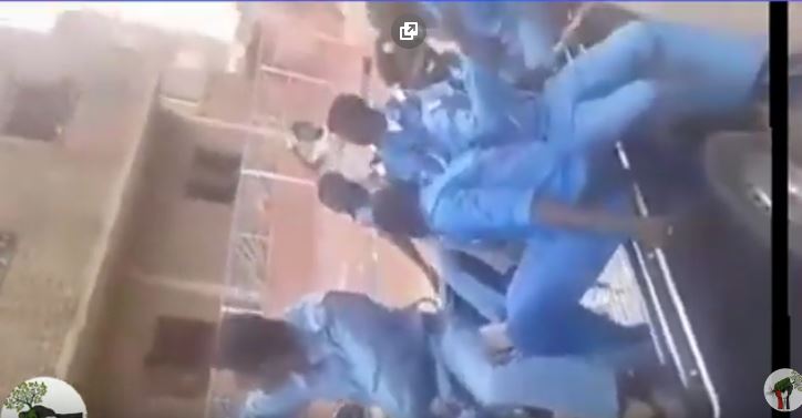 شاهد بالفيديو.. في لحظات احتفالية سيارات شرطة سودانية تطوف الأحياء والجنود يهتفون مع الشعب (مدنية مدنية) 1 الشرطة تهتف مدنية