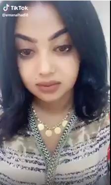 شاهد بالفيديو.. حسناء سودانية تذرف الدموع أثناء ترديدها أغنية (مدنية حرية وسلام) الحزينة وتثير تعاطف الآلاف 1 حسناء سودانية تبكي