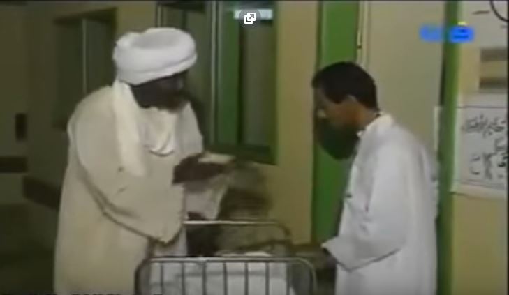 بالفيديو.. شاهد ردة فعل مواطن سوداني قامت إدارة المستشفى باستبدال مولوده الأسمر بمولود أبيض 1 كاميرا خفية