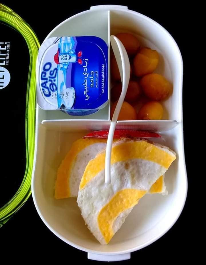 بالصور.. أم سودانية تجهز وجبة افطار لإبنائها التلاميذ تلفت بها أنظار رواد مواقع التواصل الاجتماعي ونشطاء يصفونها بالخواجية 3 وجبة2