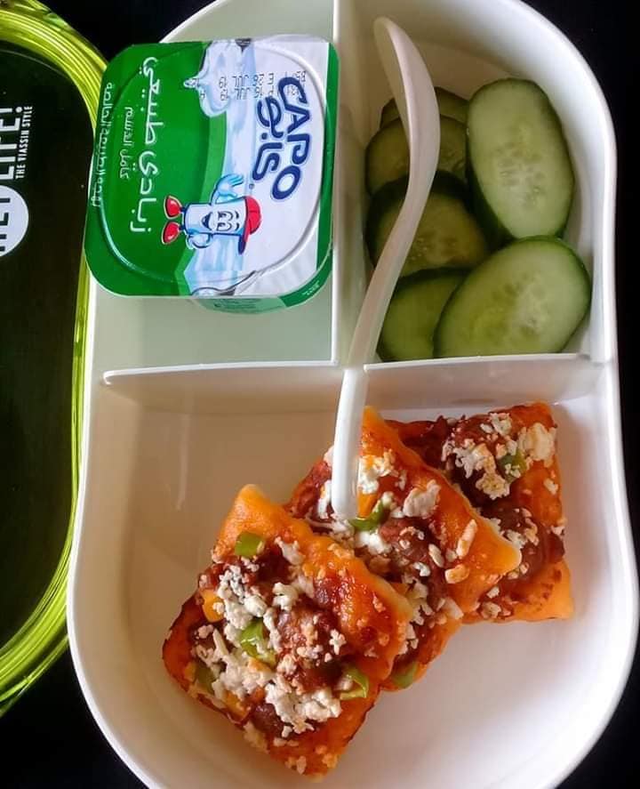 بالصور.. أم سودانية تجهز وجبة افطار لإبنائها التلاميذ تلفت بها أنظار رواد مواقع التواصل الاجتماعي ونشطاء يصفونها بالخواجية 1 وجبة3