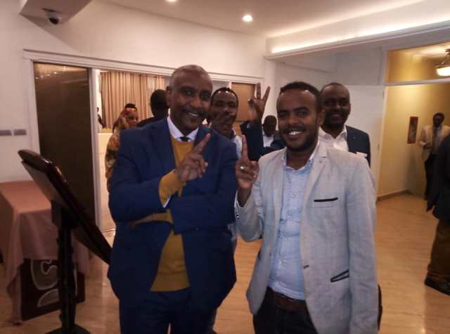 صورة لياسر عرمان مع صحفي في أثيوبيا يرفع علامة النصر 1 ياسر سعيد