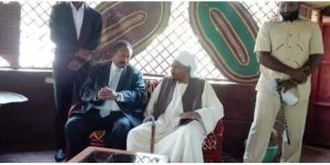 حمدوك.. هل كان من الاولى ان تكون اولى زياراتك لمنكوبي السيول والامطار واسر الشهداء ام لزعيم حزب الامة؟ 2 المهدي حمدوك