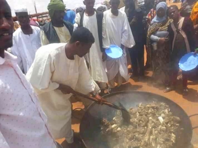 بالصور: نحر للإبل وكرم حاتمي اصيل من اهل قرية، لمسافرين في السودان قطعتهم السيول بطريق جبرة الشيخ يشعل مواقع التواصل 1 جبرة الشيخ