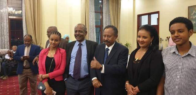 الحرس الرئاسي بالخرطوم يبعث طاقم حماية لاديس ابابا لمرافقة رئيس وزراء السودان عبد الله حمدوك الى الخرطوم 1 عبد الله حمدوك