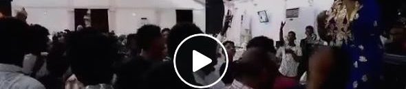 شاهد بالفيديو.. بسبب خطفهم لأموال "النقطة".. مطربة سودانية توقف الغناء وتصرخ في وجه المعازيم (لموا شفعكم ديل ياخ) 10 مطربة تصرخ