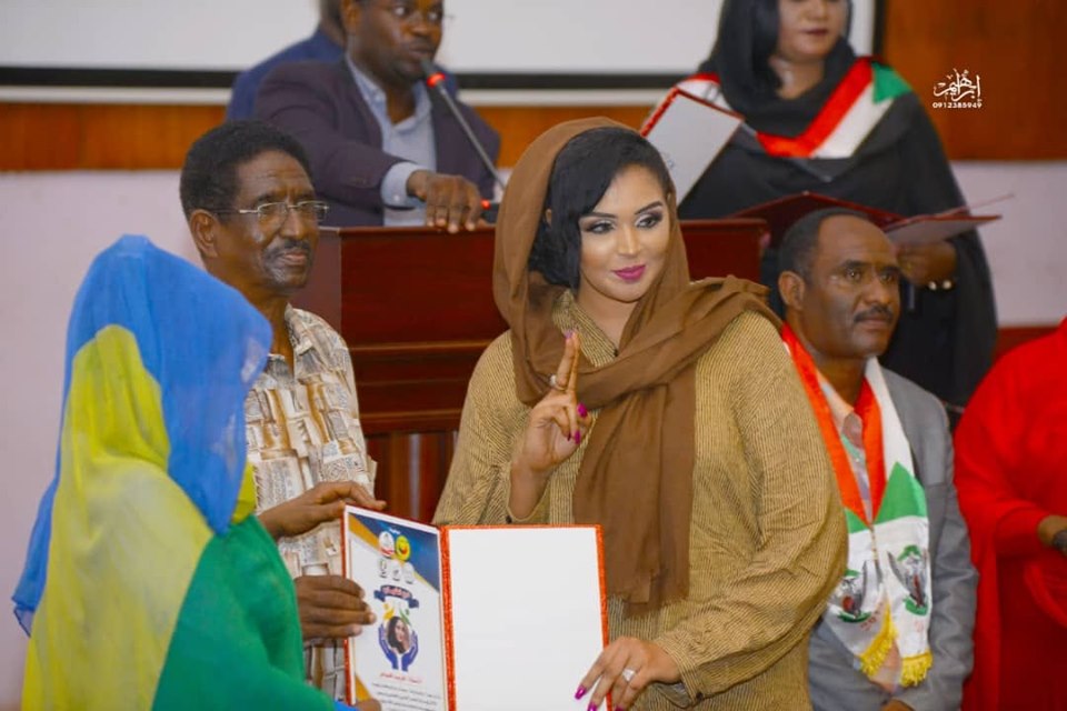 بالصور.. "حمدوك" يصيب رواد مواقع التواصل بالإحباط والسبب الحسناء "تغريد الخواض".. تعرف على التفاصيل كاملة 2 تغريد الخواض2