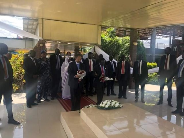 حمدوك قبر قرنق