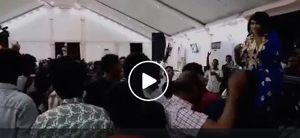 شاهد بالفيديو.. بسبب خطفهم لأموال "النقطة".. مطربة سودانية توقف الغناء وتصرخ في وجه المعازيم (لموا شفعكم ديل ياخ) 1 مطربة تصرخ