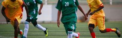 شاهد بالفيديو.. مدربة كرة قدم سودانية تخطف ضحكات الجمهور بتوجيهاتها للاعبات (كل واحدة مع واحدة "مان تو مان") 11 مدربة سودانية